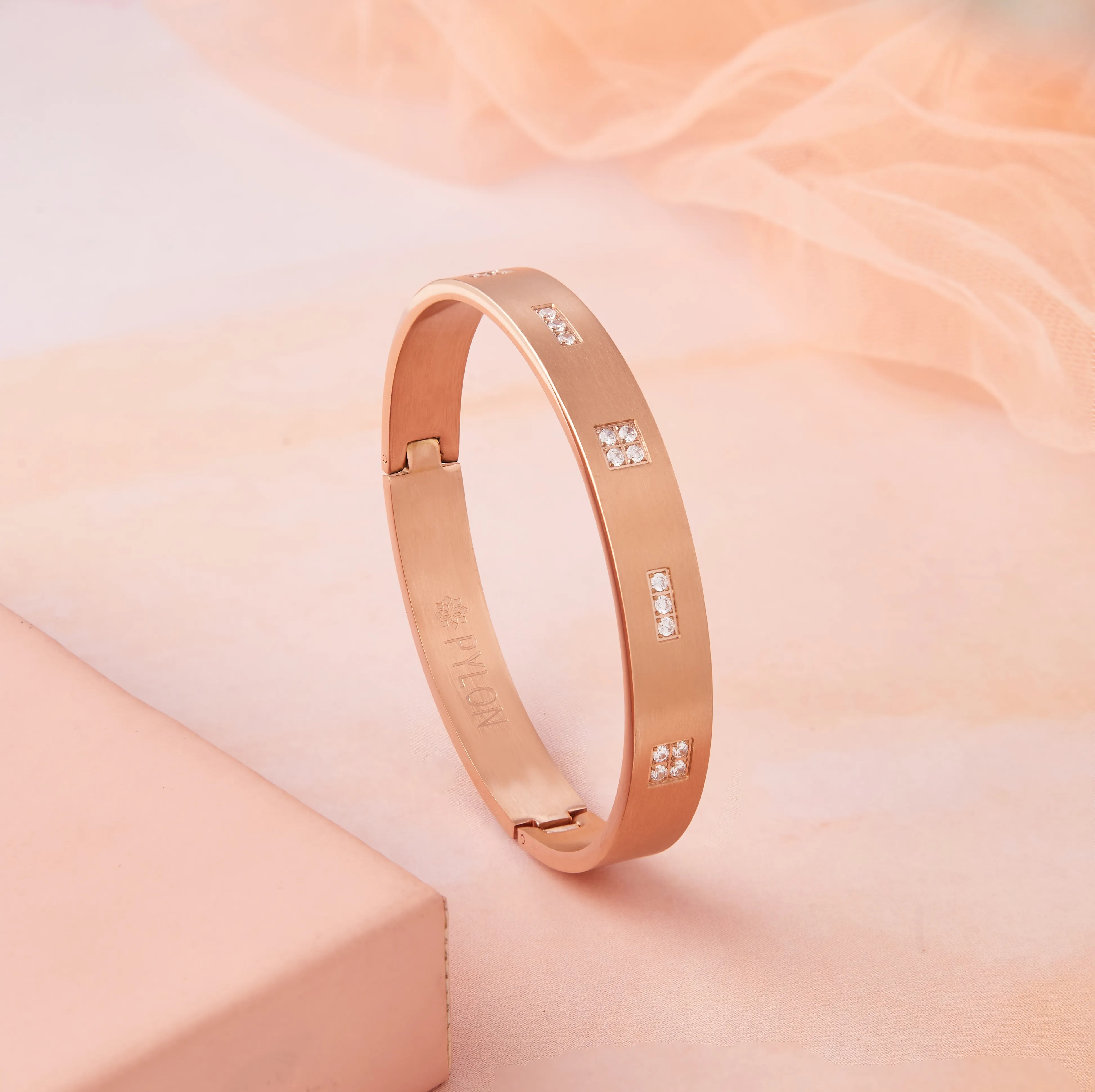 Continuum-Bracelet-in-rose-gold